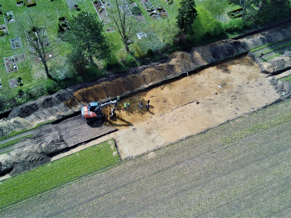 Espelkamp (LWL-Presse). Ein Ausgrabungsteam unter Begleitung des Landschaftsverbandes Westfalen-Lippe (LWL) untersuchte in den vergangenen Wochen ein Brandgräberfeld der späten Bronze- und Eisenzeit, das bei der Erweiterung des bestehenden Gemeindefriedhofes von Frotheim (Stadt Espelkamp, Kreis Minden-Lübbecke) entdeckt wurde. Das Ergebnis: Schon vor 3.000 Jahren war dieser Ort ein Friedhof mit Urnengräbern, einigen Leichenbrandnestern und mehreren sogenannten Brandschüttungsgräbern, die Reste von Scheiterhaufen beinhalteten.
